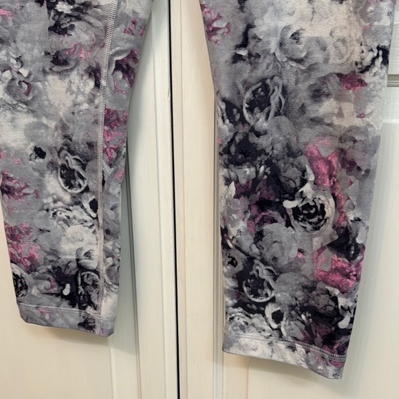 Lululemon Leggings Pink and Gray Cropped. Size 4 or 6, sporty - Picture 4 of 6